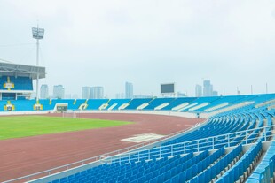 空旷体育场看台与跑道