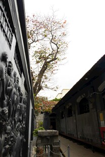 古巷旁的浮雕与黄叶树