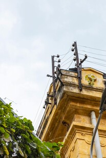 古老建筑上的电力设施