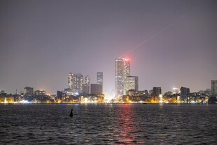 城市夜景湖畔璀璨灯火