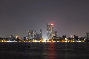 城市夜景下的璀璨灯火