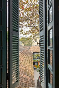 透过百叶窗看户外景致