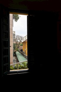 透过窗户看户外景色