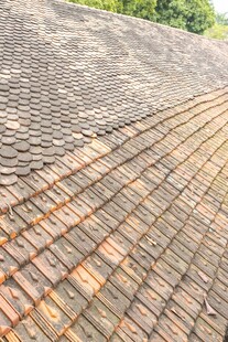 老旧瓦片屋顶景象