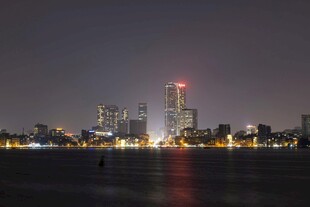 城市夜景 璀璨灯火映江面