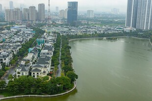 城市湖畔住宅区鸟瞰