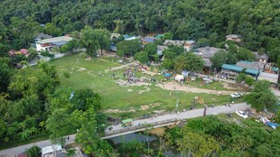 俯瞰绿意盎然的村落景观