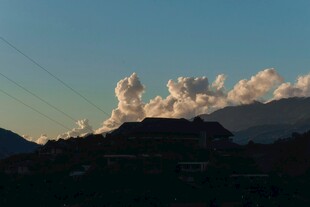 山间壮丽云海景观