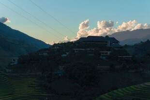 山间村落现壮丽云海景观