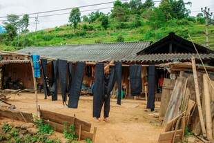 乡村小屋外挂着晾晒的衣物
