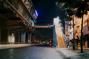 城市夜景下的街道与建筑