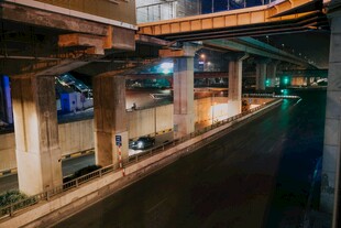 夜晚城市高架桥底街道景象