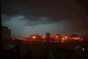 夜幕下城市的阴云景象