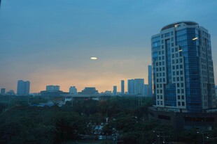 城市黄昏中的高楼景观