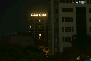 夜晚亮起灯光的卡博瑞大楼