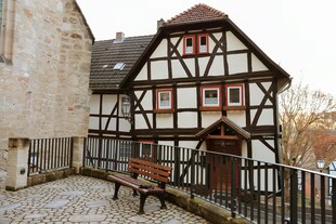  洲古朴小屋与长椅景观