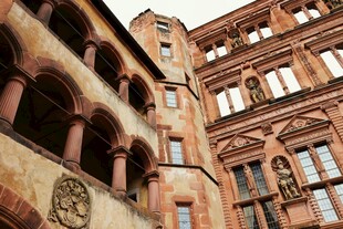 古老宏伟的欧式建筑外观