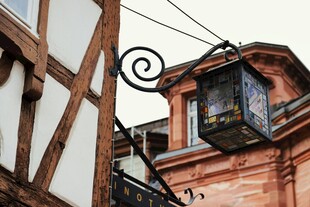 欧式复古建筑旁的精致灯具