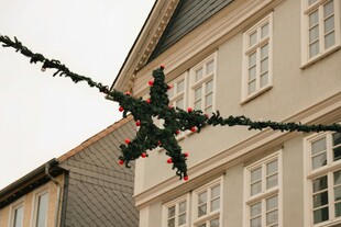 建筑外悬挂的星形装饰