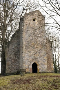 古老石砌教堂遗迹