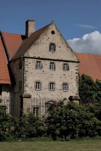 古老石砌建筑 绿树环绕