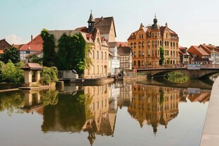 河畔欧式建筑的美丽倒影