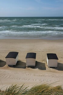 海边沙滩上的休闲小屋