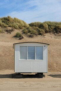  漠中的白色移动小屋
