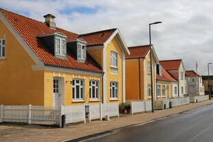 色彩明艳的街边黄色小屋