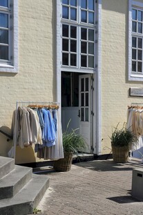 户外晾晒的多彩衣物