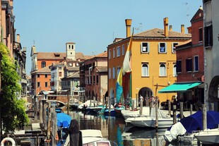 威尼斯水道旁的多彩建筑