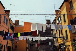 小巷中晾晒的多彩衣物