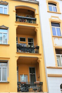 黄色多层建筑带阳台