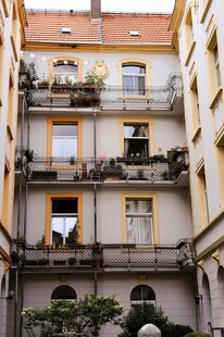  洲风格多层阳台建筑