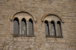 古老石墙上的双拱形窗户