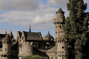 古老城堡矗立绿树旁