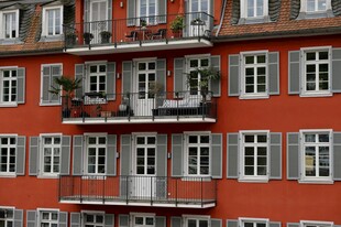 红色建筑的多彩阳台景观