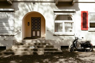 复古建筑旁的停放的摩托车