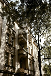 老 居民楼旁的葱郁树木