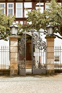 欧式铁艺大门与古典建筑