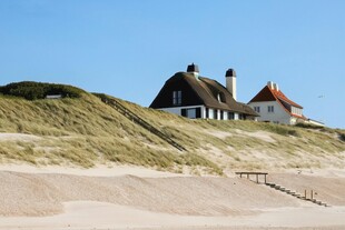 沙丘上的古朴小屋