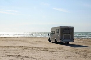 沙滩上的厢式货车