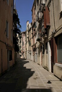 古老狭窄的 洲小镇街道