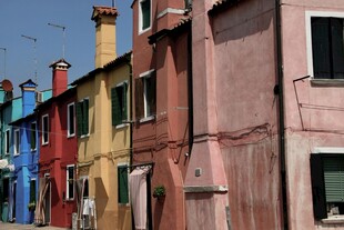 彩色房屋排列的街道风景