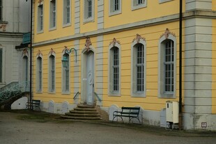 黄色古典风格建筑外观