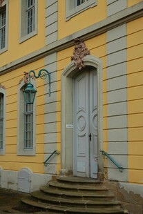 古典黄墙建筑的古朴大门