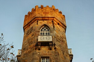 古老塔楼建筑外观