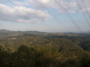 山峦与电线交织的自然景