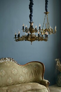 复古沙发搭配华丽吊灯