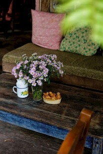 木质平台上的温馨下午茶